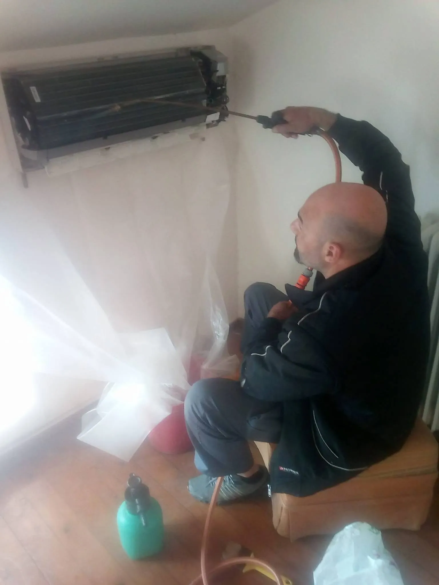 Τεχνικός Clima Service κατά τον επαγγελματικό καθαρισμό κλιματιστικού