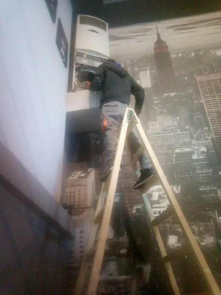 Τεχνικός Clima Service σε εργασία εγκατάστασης